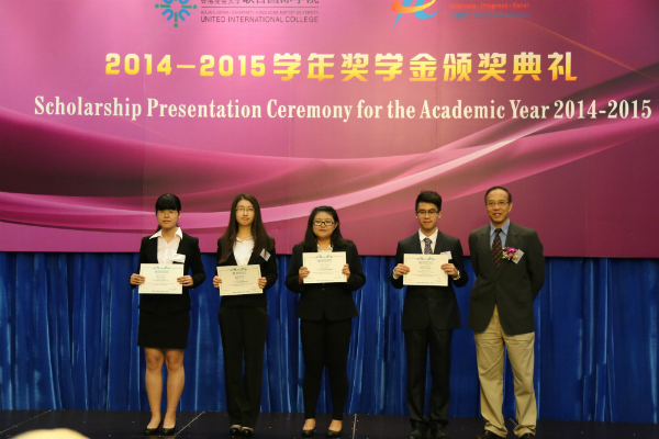 陈立信先生为全额入学奖续得者颁奖