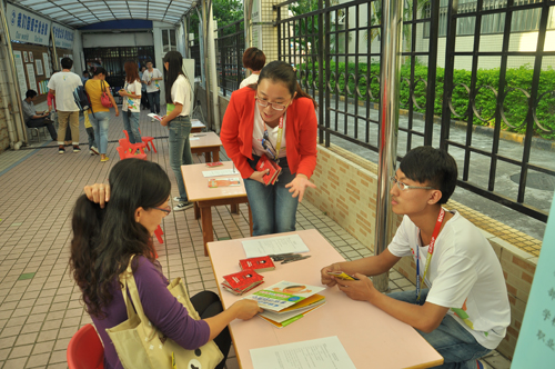 思成大学生精英团体成员在幼儿园内向家长宣传性教育的理念