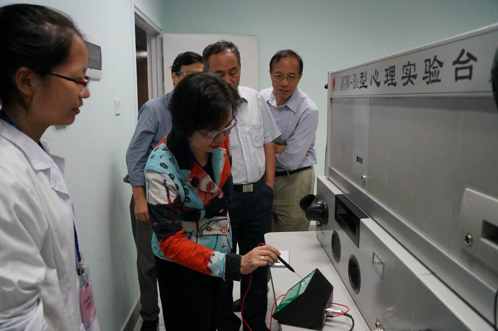 老师亲自体验心理学实验仪器