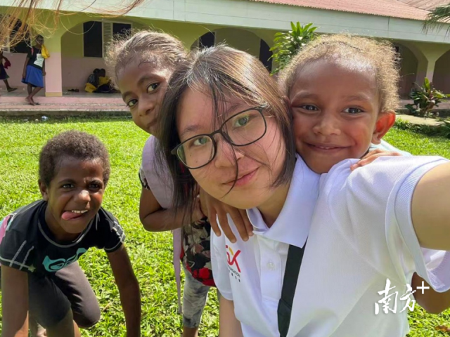 北师香港浸会大学学生罗凯宁(右二)在瓦努阿图。