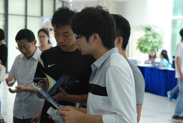 20141101 Intl PostGra Fair1 3