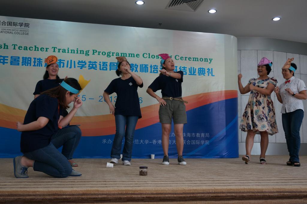 受训教师在结业汇演上演出英语话剧