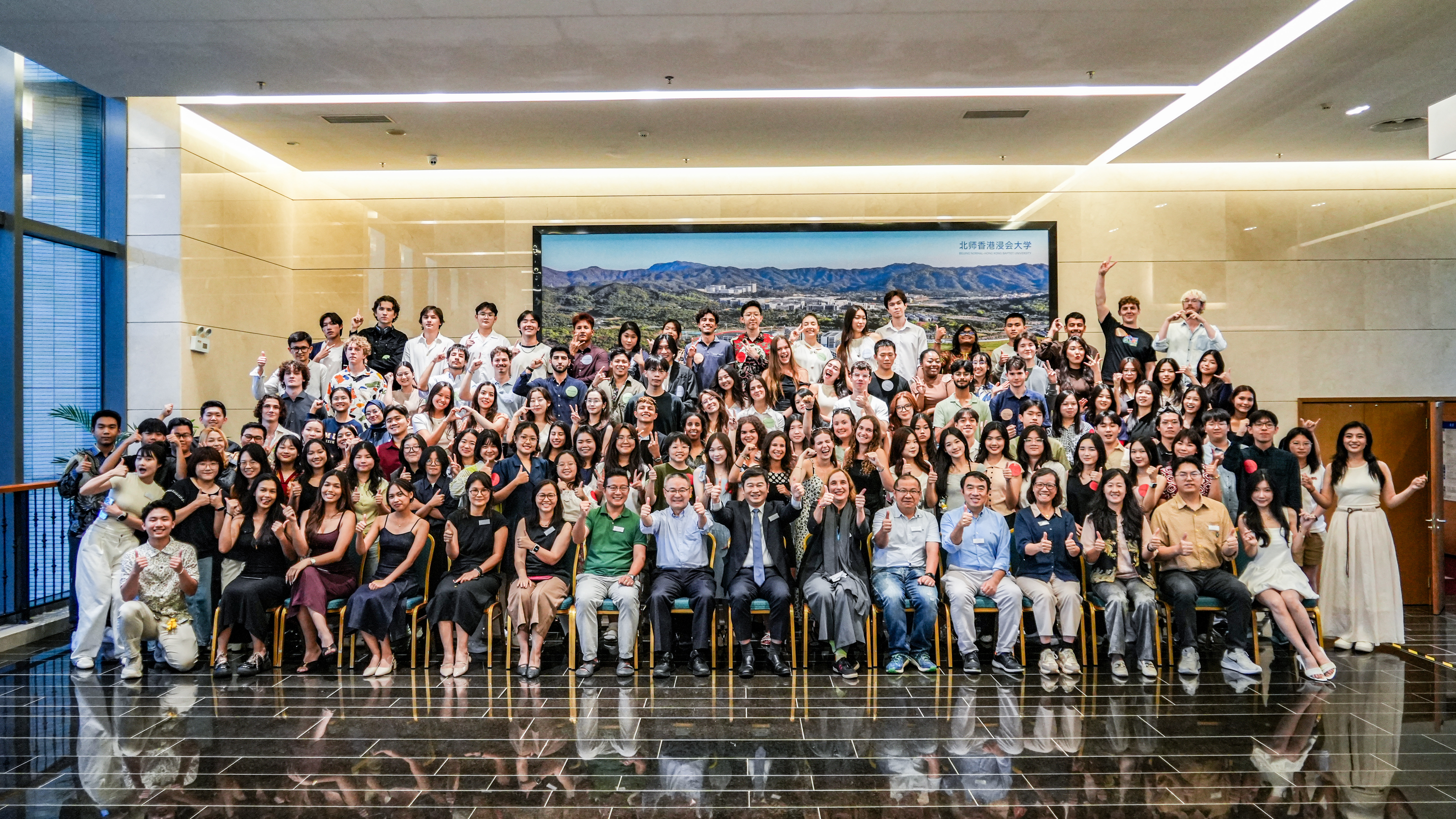 北师香港浸会大学(BNBU)举办国际生欢迎晚宴 合影(摄:何秋蓓)