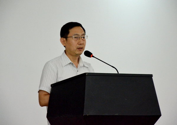 雷波博士在演讲