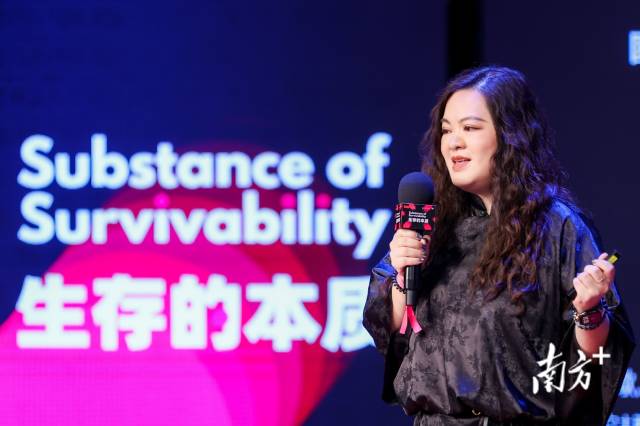 珠海独立时装设计师张玮。