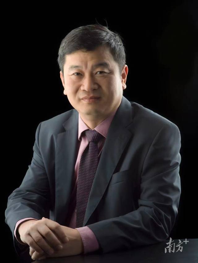 北师港浸大校长陈致。