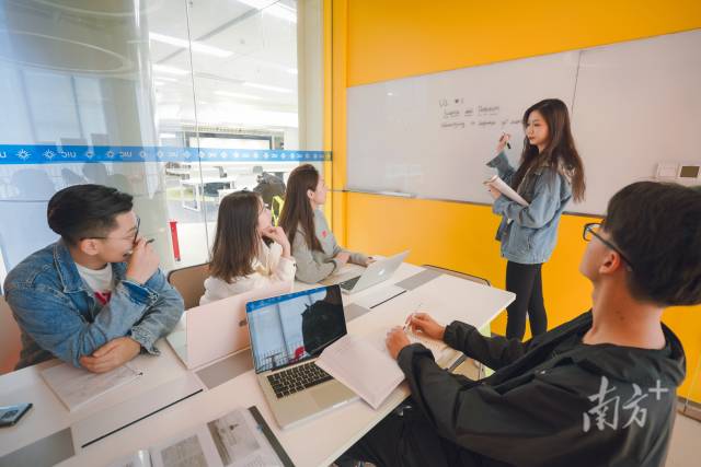 北师港浸大学生进行小组讨论学习。