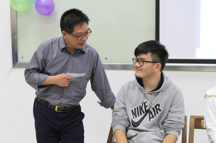 黄教授与大一同学陈桢航交流