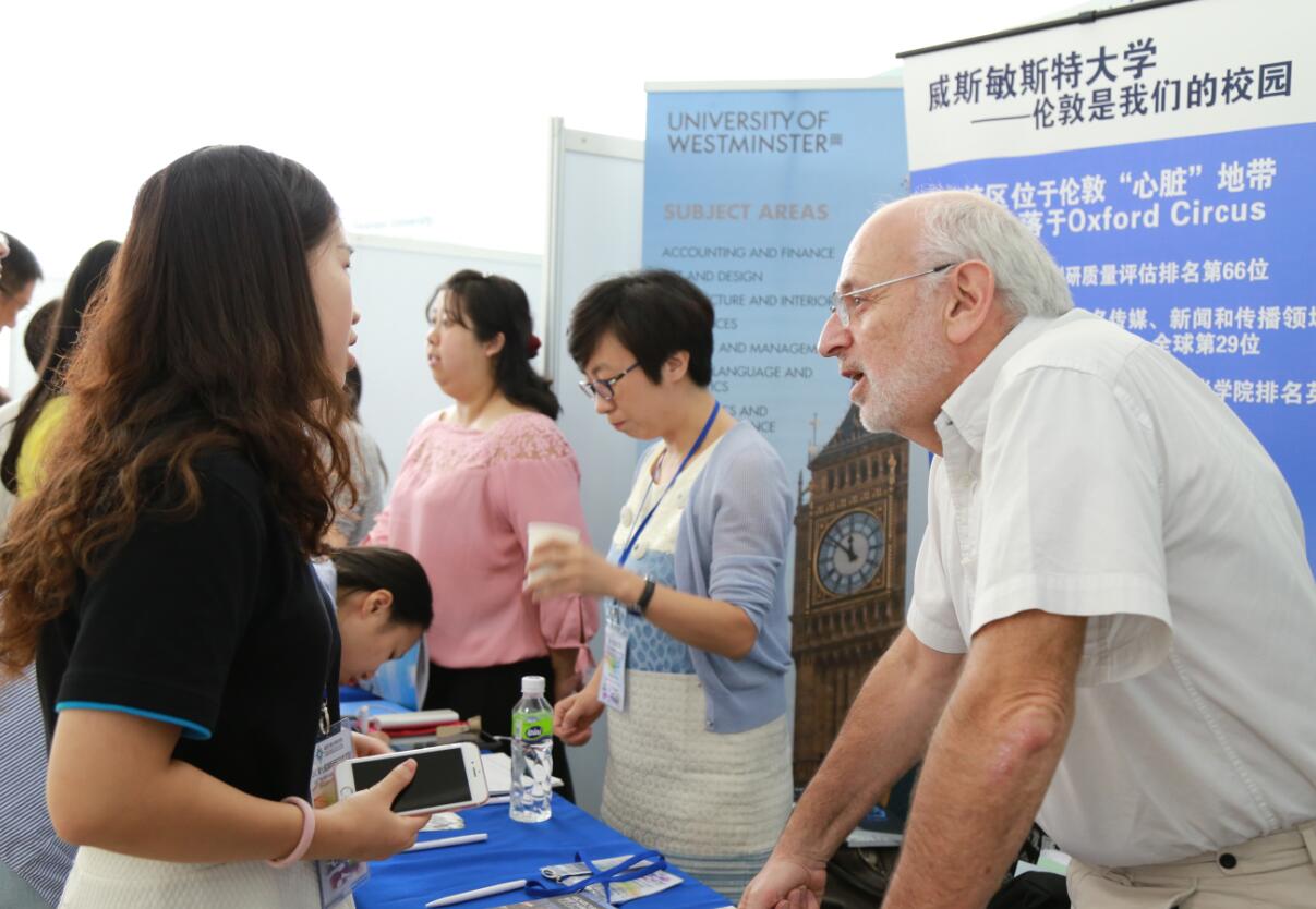参展校方代表为学生们解答疑难