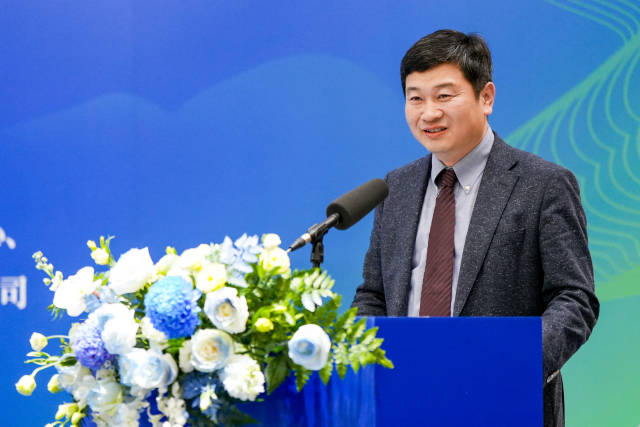 北师港浸大校长陈致教授。